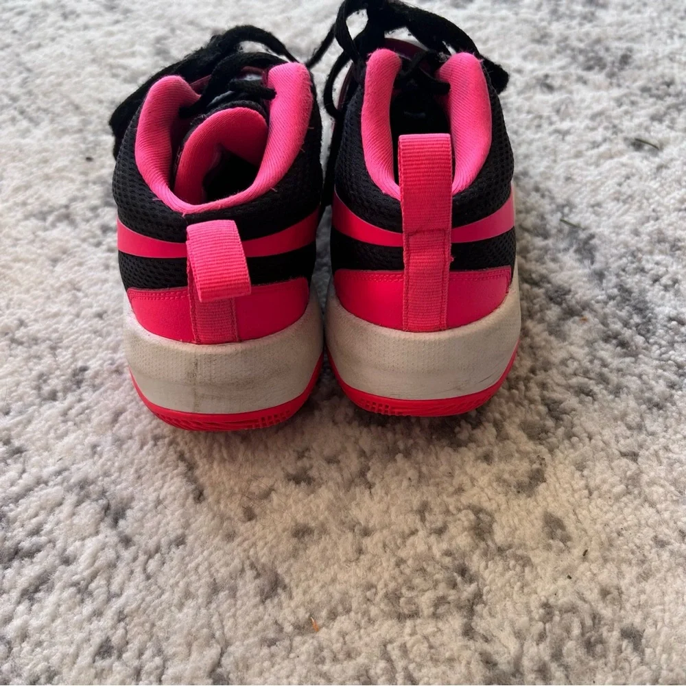 Nike KidsTeam Hustle Basketball Shoe pink size 4.5Y